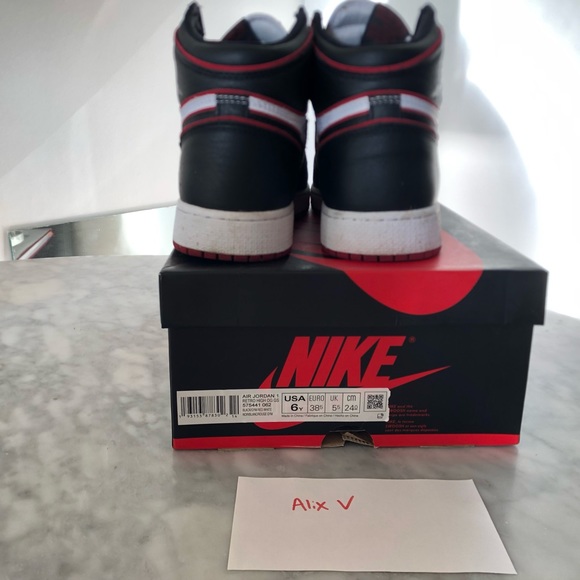 Jordan 1: Bloodline air jordan 1 OG GS - Picture 4 of 4